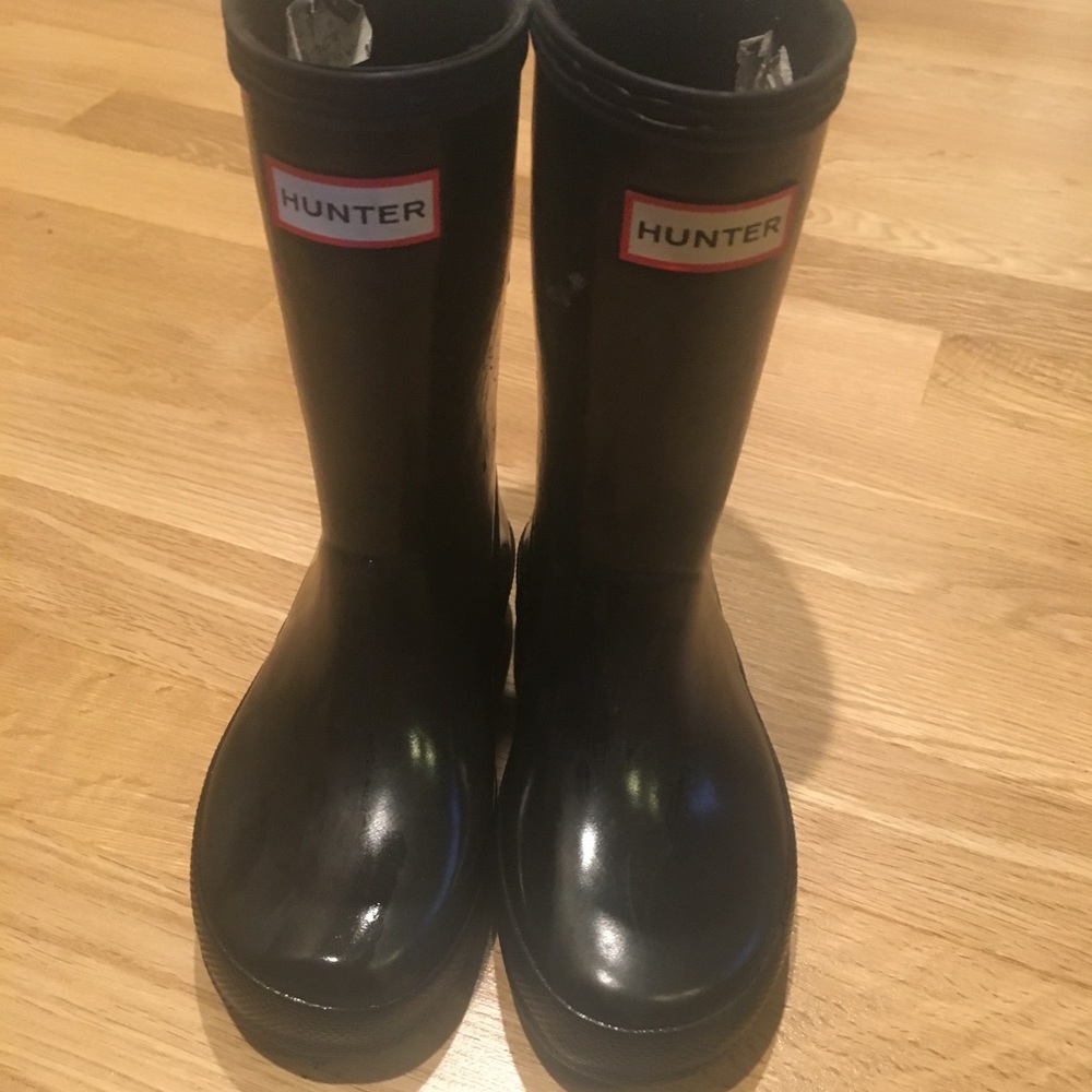 Black young hunter boots